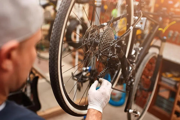 Vélo réparation : les pannes les plus fréquentes et comment les éviter (guide 2025)