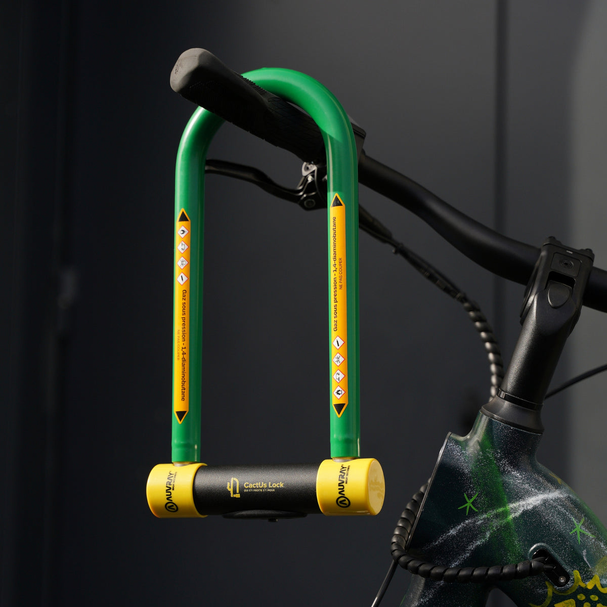 Antivol U CactUs Lock installé sur un vélo urbain, conçu pour résister aux tentatives de vol à la disqueuse.