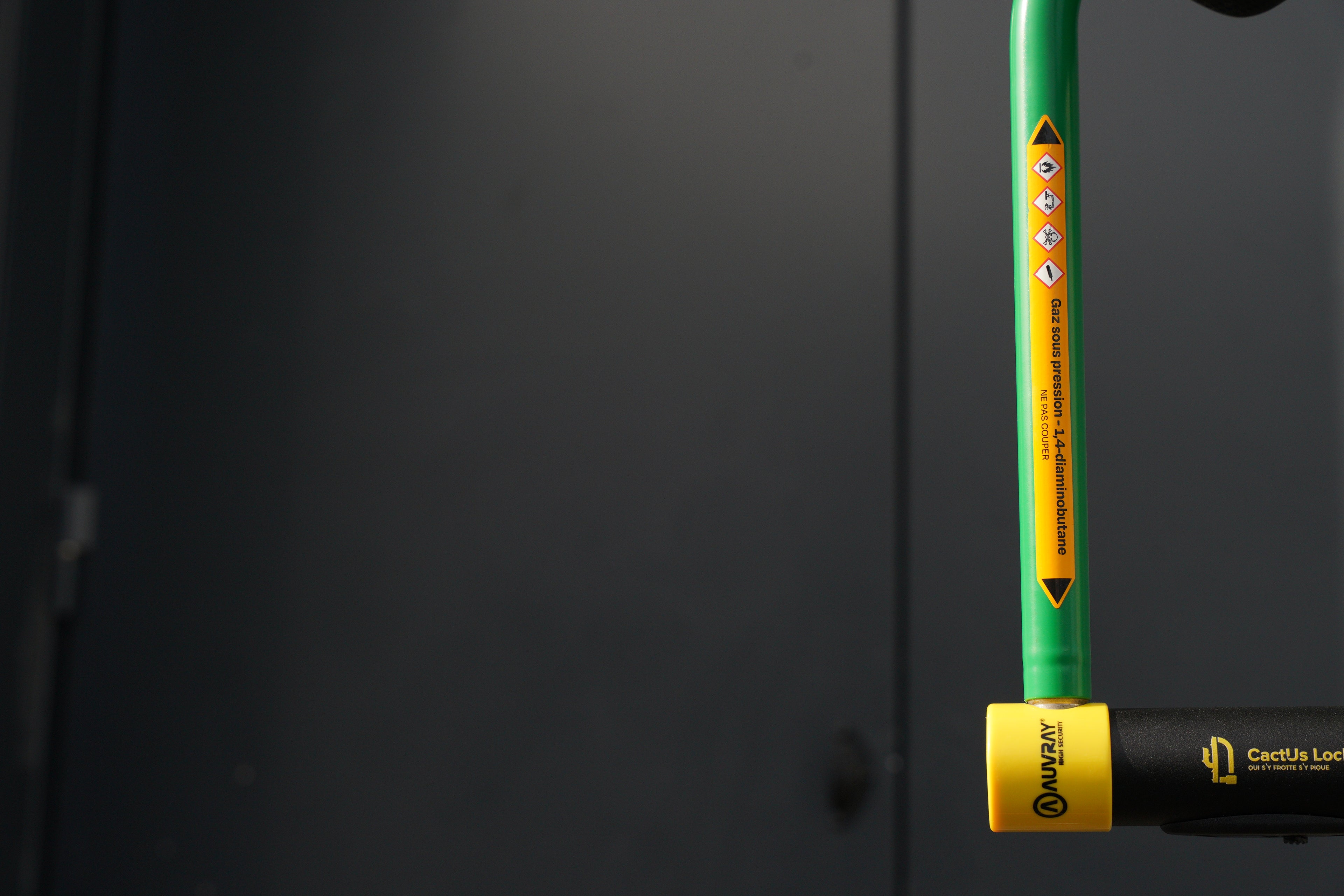 Antivol U CactUs Lock accroché au guidon d'un vélo