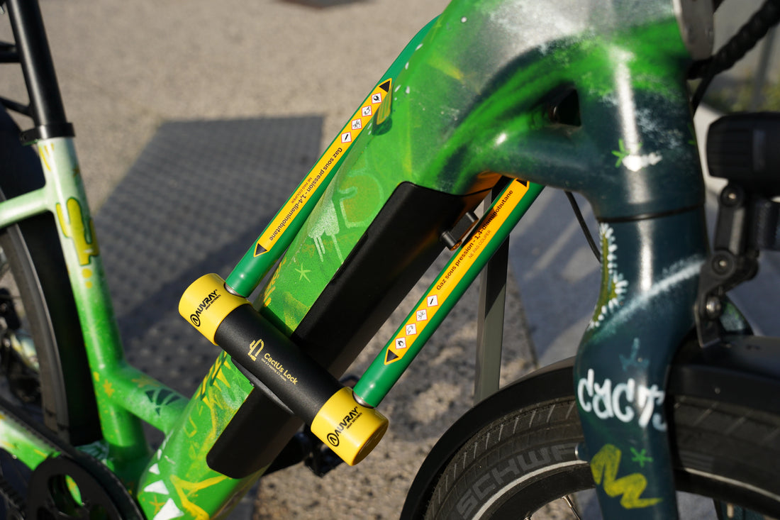 Antivol U CactUs Lock fixé sur le cadre d’un vélo de route, conçu pour protéger contre les tentatives de vol.