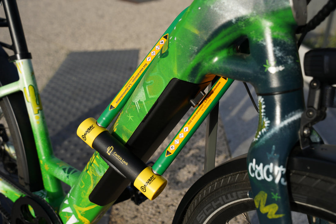 Antivol haute sécurité CactUs Lock installé sur un vélo, protection visible contre les tentatives de vol en milieu urbain.