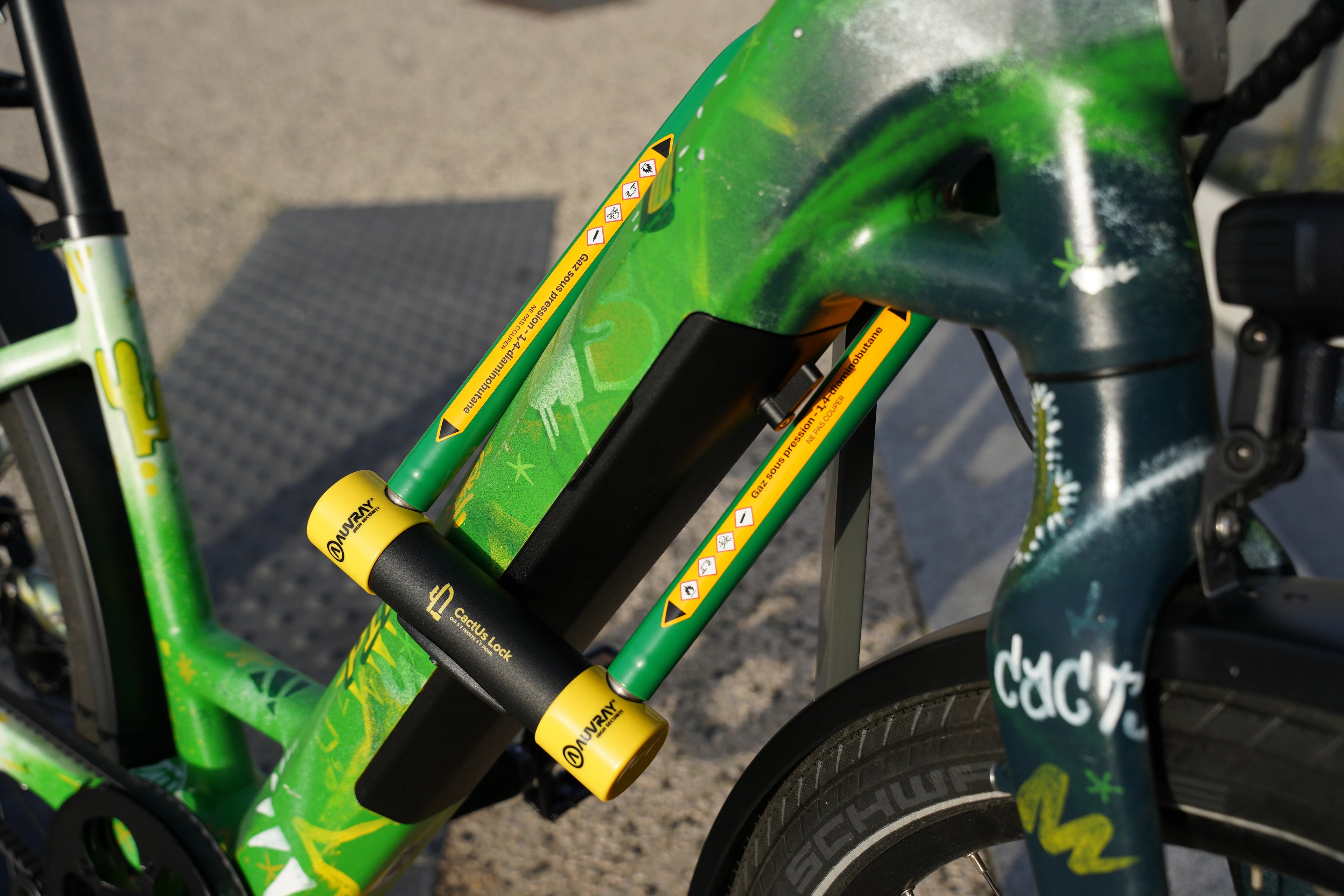 Antivol haute sécurité CactUs Lock installé sur un vélo, protection visible contre les tentatives de vol en milieu urbain.