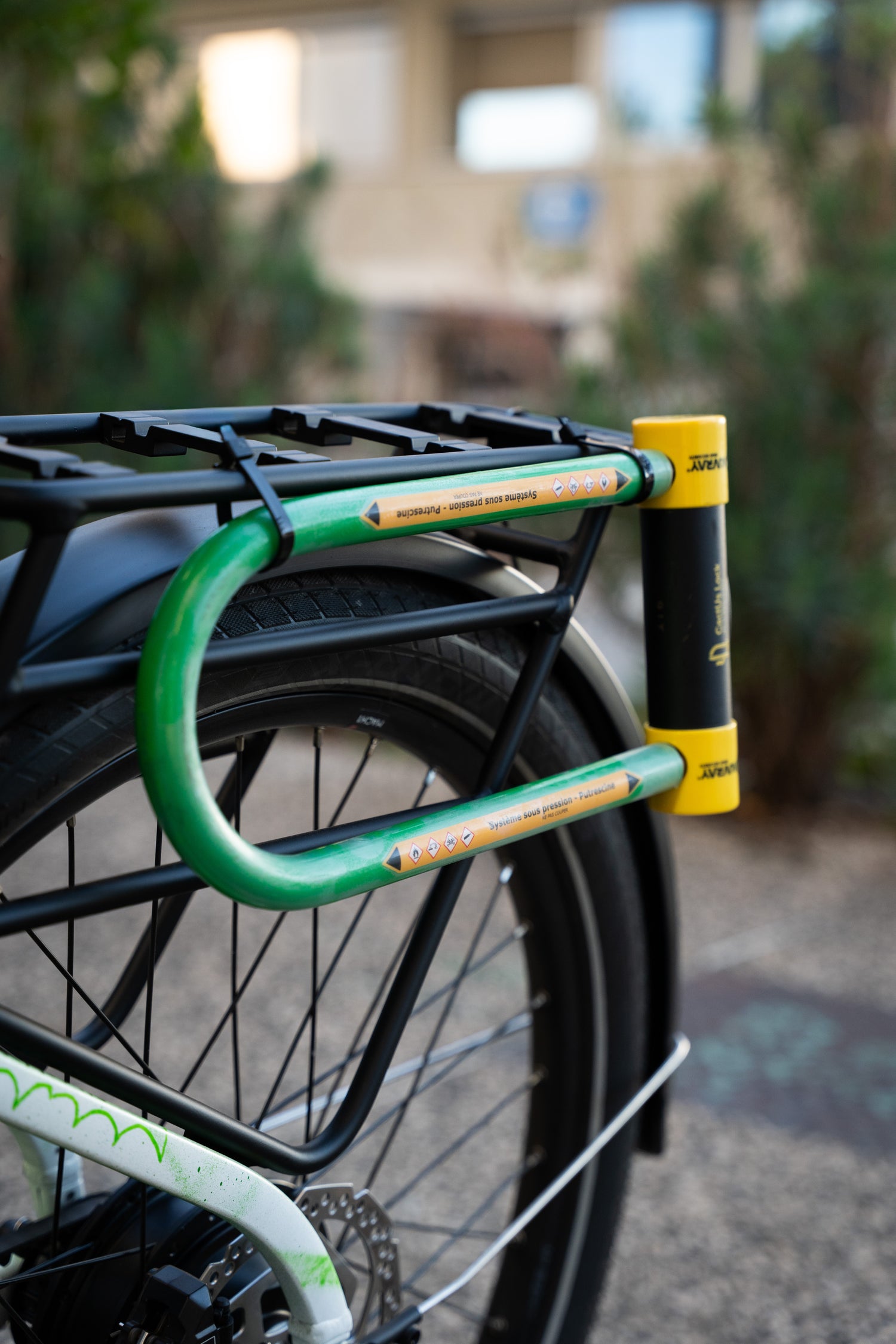 Antivol Le Pionnier de CactUs Lock installé sur le porte-bagages d’un vélo pour dissuader les tentatives de vol.
