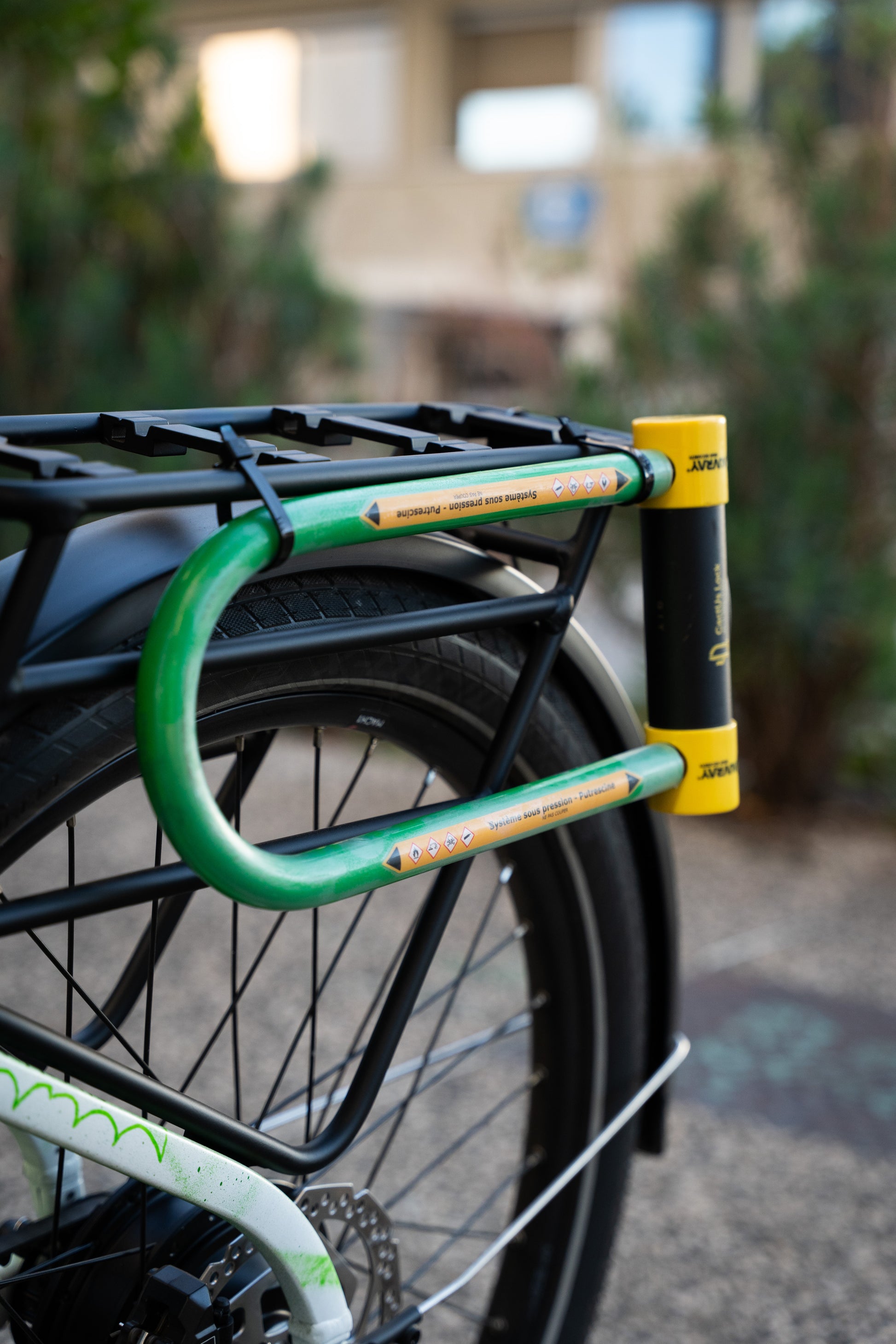 Antivol Le Pionnier de CactUs Lock installé sur le porte-bagages d’un vélo pour dissuader les tentatives de vol.