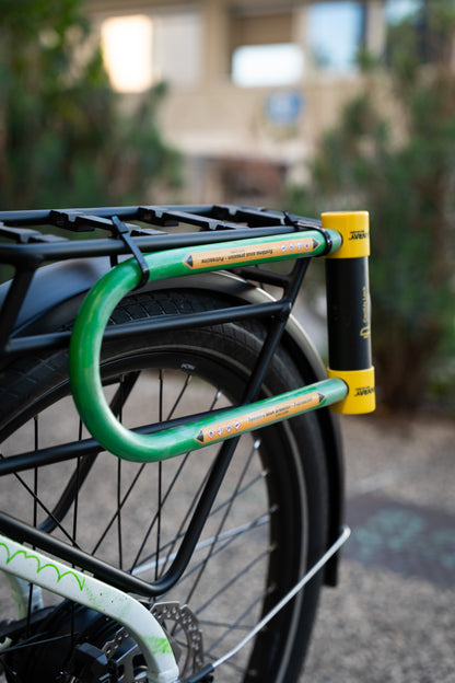 Antivol Le Pionnier de CactUs Lock installé sur le porte-bagages d’un vélo pour dissuader les tentatives de vol.