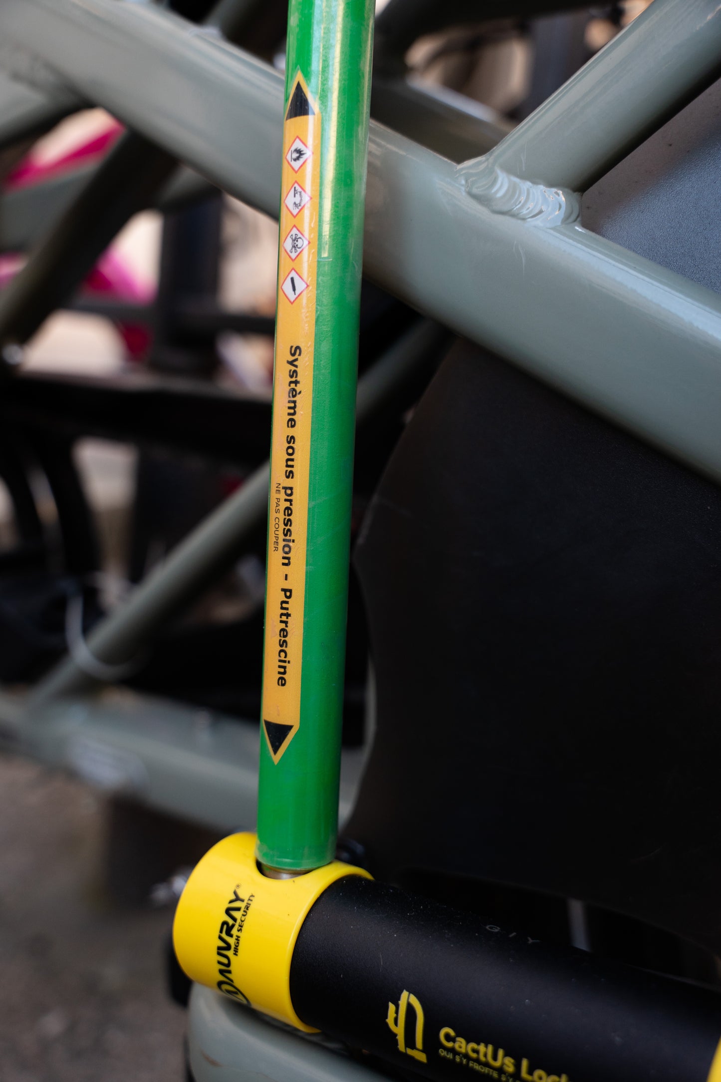 Gros plan sur l’antivol Le Pionnier de CactUs Lock installé sur un vélo, avec signalétique d’avertissement visible pour dissuader les tentatives de vol.