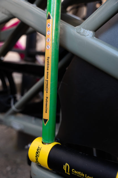 Gros plan sur l’antivol Le Pionnier de CactUs Lock installé sur un vélo, avec signalétique d’avertissement visible pour dissuader les tentatives de vol.