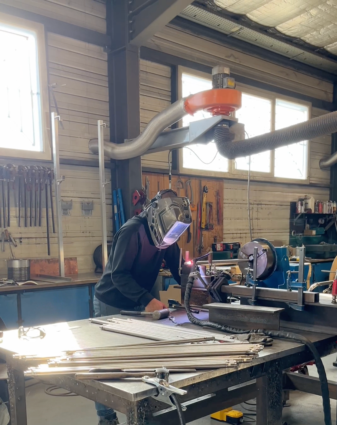 Artisan fabriquant un antivol CactUs Lock dans un atelier de métallurgie en France.