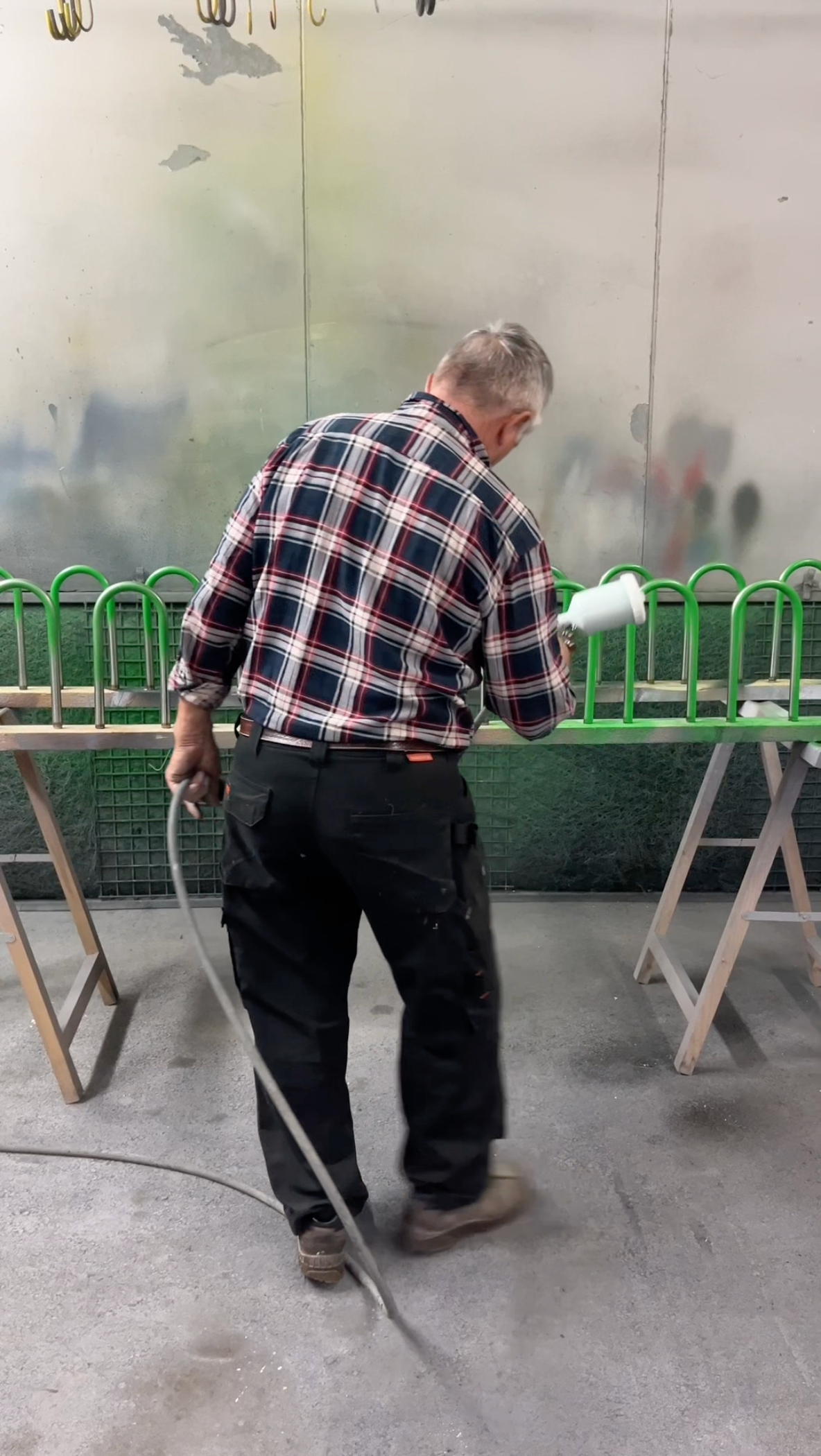 Application d’un revêtement sur des composants CactUs Lock dans un atelier de fabrication français.